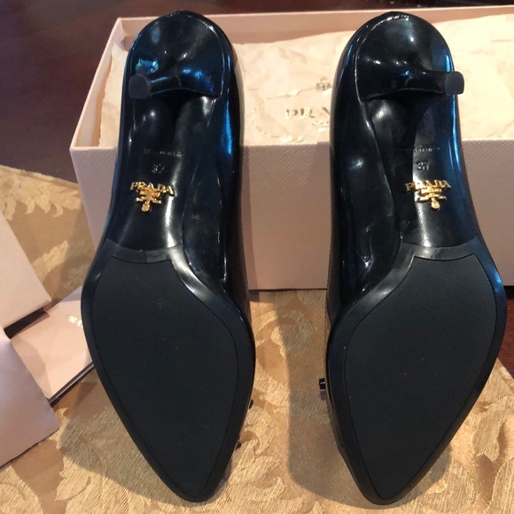Stylish luxury PRADA black patent leather heels - Picture 5 of 8